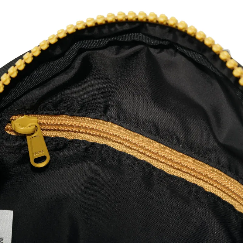 ROKA All Black Paddington B Corn Kleiner Beutel aus recyceltem Nylon