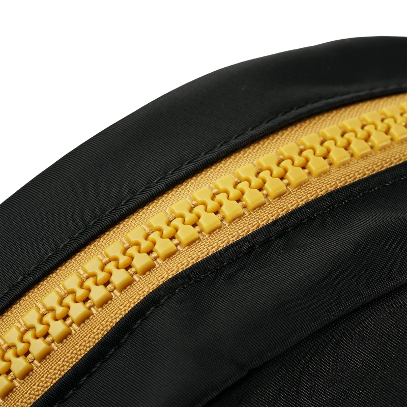 ROKA All Black Paddington B Corn Kleiner Beutel aus recyceltem Nylon