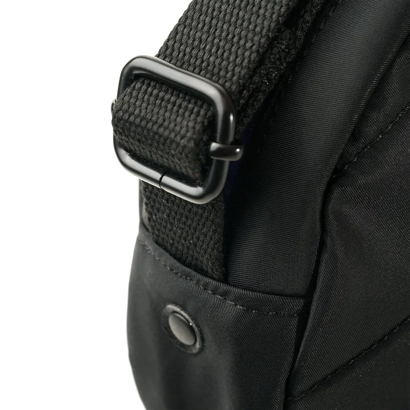 ROKA All Black Paddington B Corn Kleiner Beutel aus recyceltem Nylon