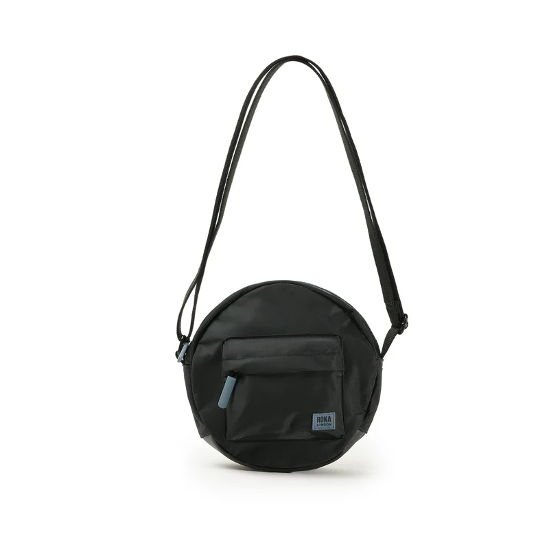 ROKA All Black Paddington B Airforce Kleine Tasche aus recyceltem Nylon