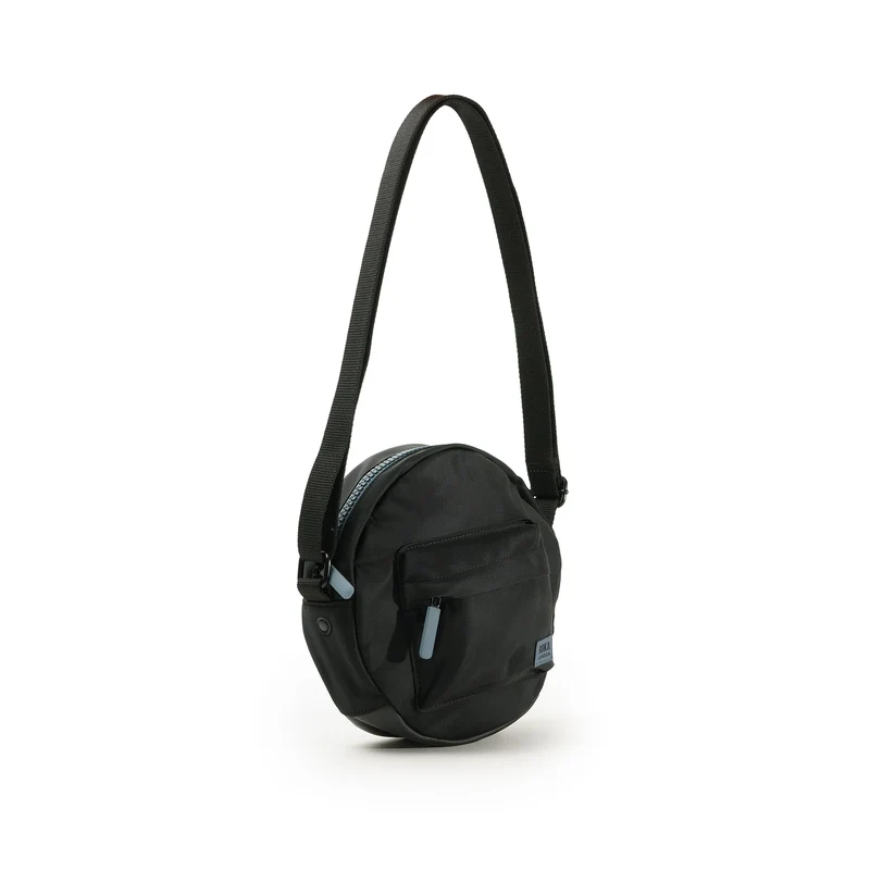 ROKA All Black Paddington B Airforce Kleine Tasche aus recyceltem Nylon