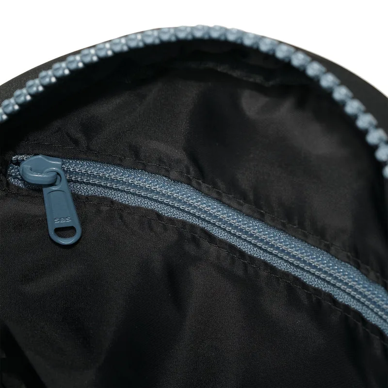 ROKA All Black Paddington B Airforce Kleine Tasche aus recyceltem Nylon