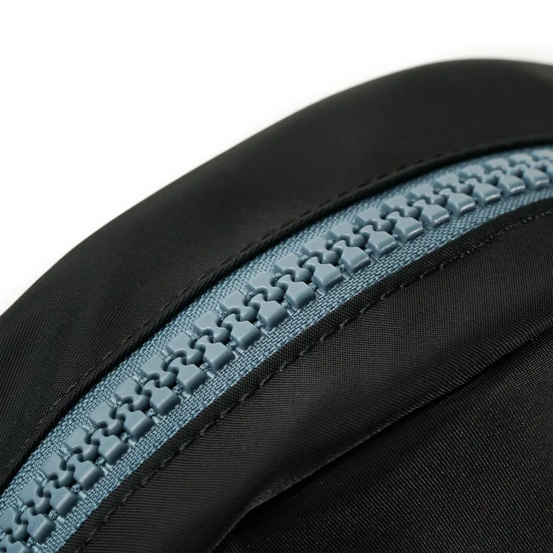 ROKA All Black Paddington B Airforce Kleine Tasche aus recyceltem Nylon