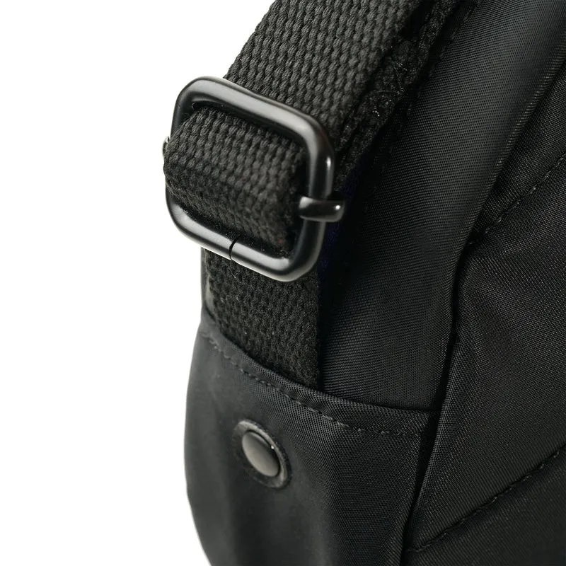 ROKA All Black Paddington B Airforce Kleine Tasche aus recyceltem Nylon