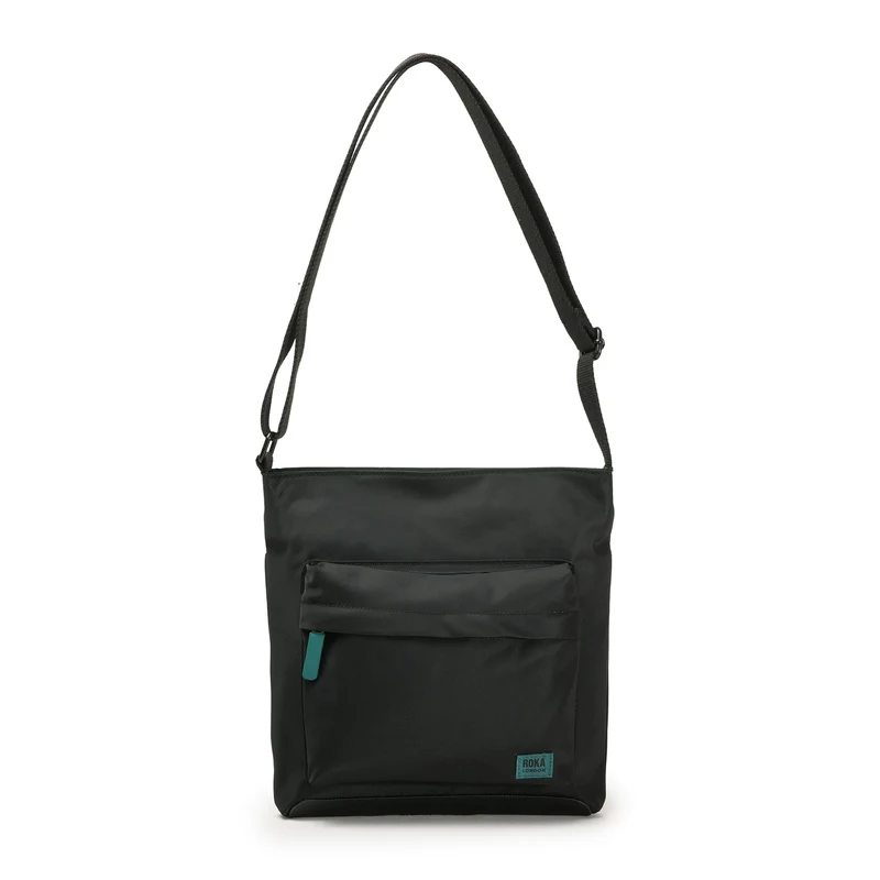 ROKA All Black Kennington B Türkisfarbene mittelgroße Tasche aus recyceltem Nylon