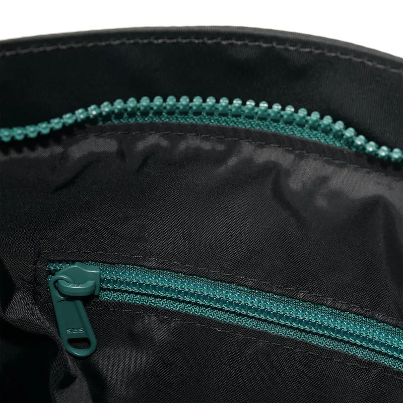ROKA All Black Kennington B Türkisfarbene mittelgroße Tasche aus recyceltem Nylon