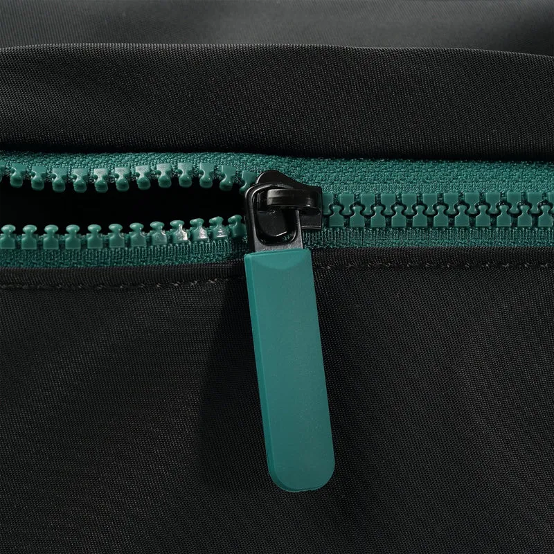 ROKA All Black Kennington B Türkisfarbene mittelgroße Tasche aus recyceltem Nylon