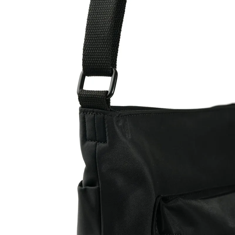 ROKA All Black Kennington B Türkisfarbene mittelgroße Tasche aus recyceltem Nylon