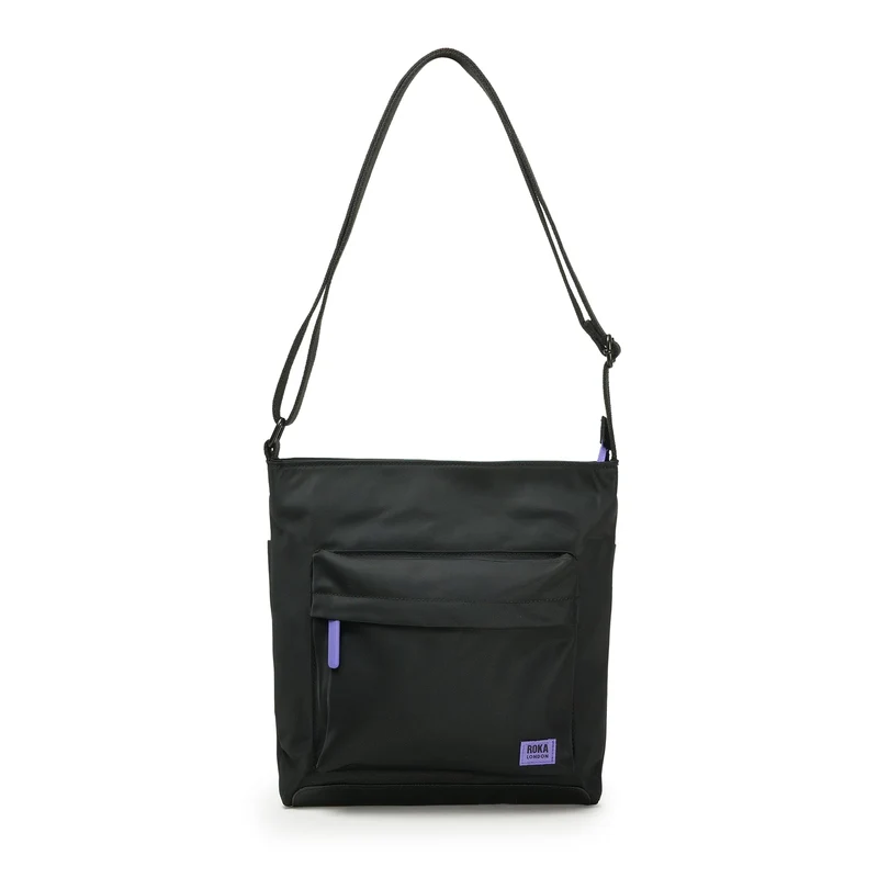 ROKA All Black Kennington B Lila Mittelgroße Tasche aus recyceltem Nylon