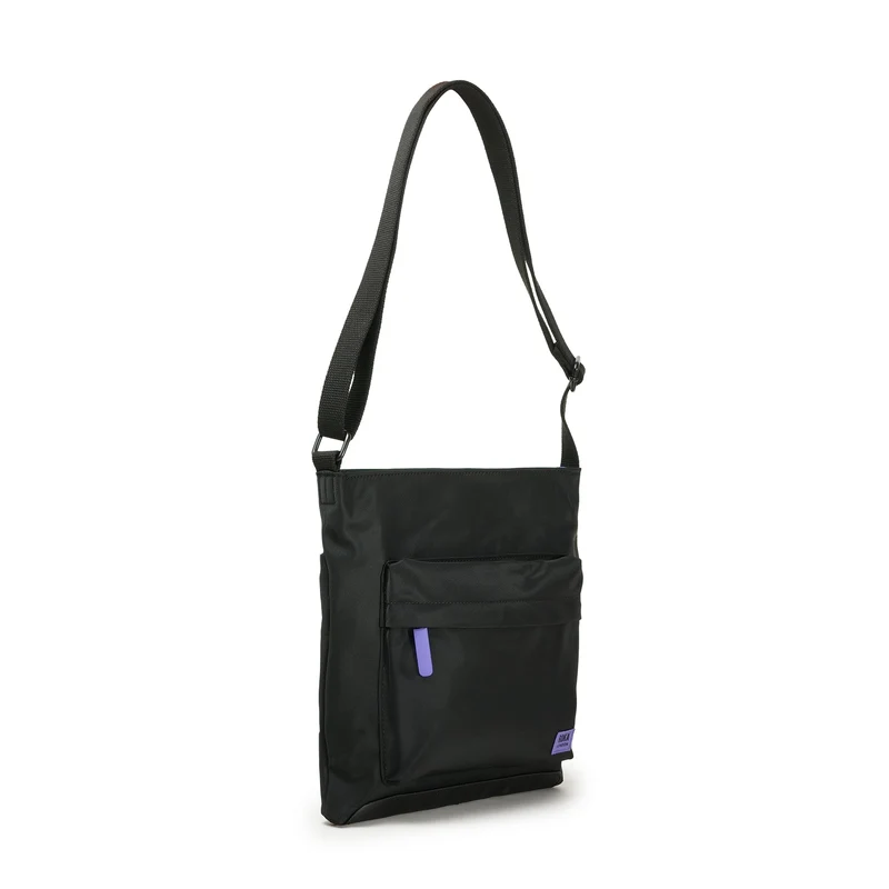 ROKA All Black Kennington B Lila Mittelgroße Tasche aus recyceltem Nylon