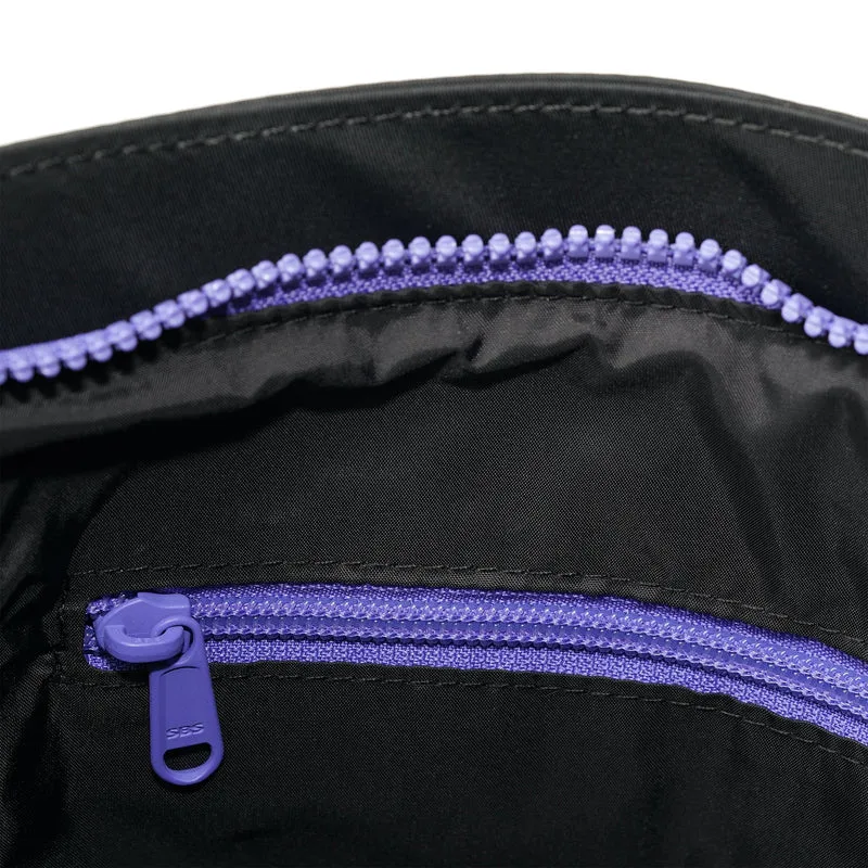 ROKA All Black Kennington B Lila Mittelgroße Tasche aus recyceltem Nylon