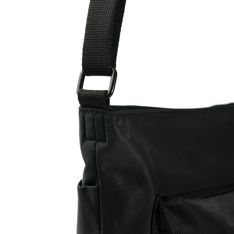 ROKA All Black Kennington B Lila Mittelgroße Tasche aus recyceltem Nylon