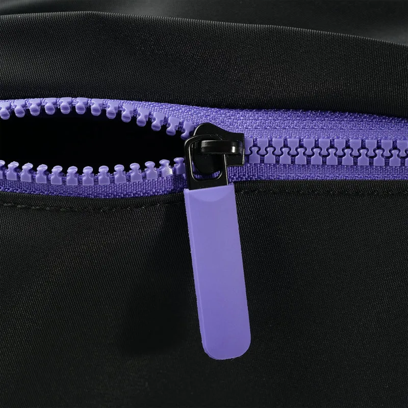 ROKA All Black Kennington B Lila Mittelgroße Tasche aus recyceltem Nylon