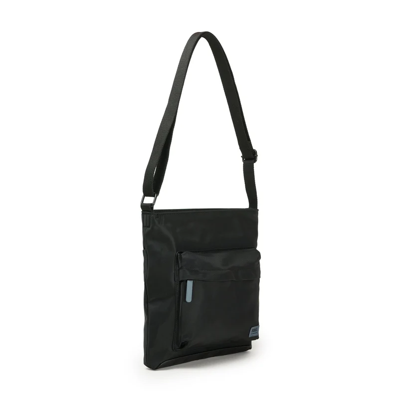 ROKA All Black Kennington B Airforce Medium Tasche aus recyceltem Nylon