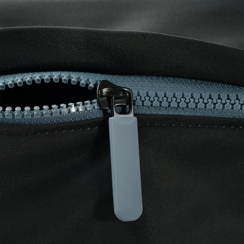 ROKA All Black Kennington B Airforce Medium Tasche aus recyceltem Nylon