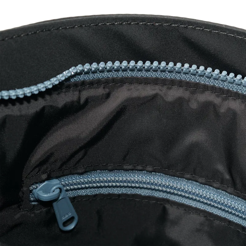 ROKA All Black Kennington B Airforce Medium Tasche aus recyceltem Nylon