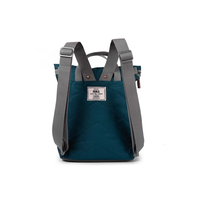 ROKA Finchley Eine kleine, türkisfarbene Tasche aus recyceltem Canvas