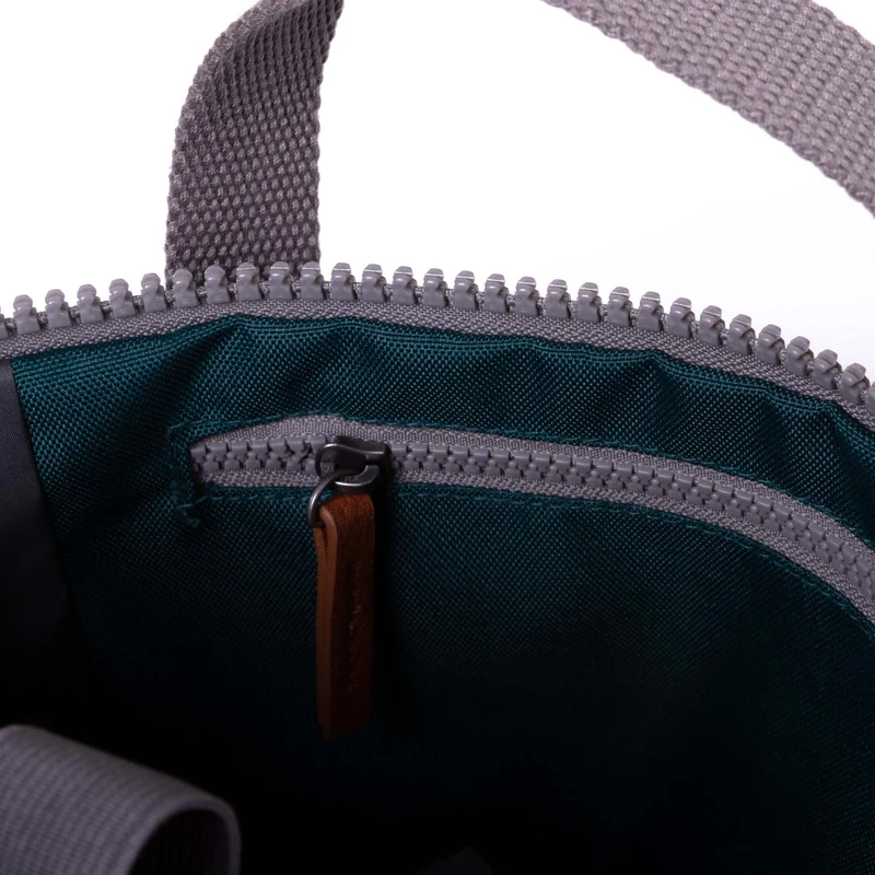 ROKA Finchley Eine kleine, türkisfarbene Tasche aus recyceltem Canvas