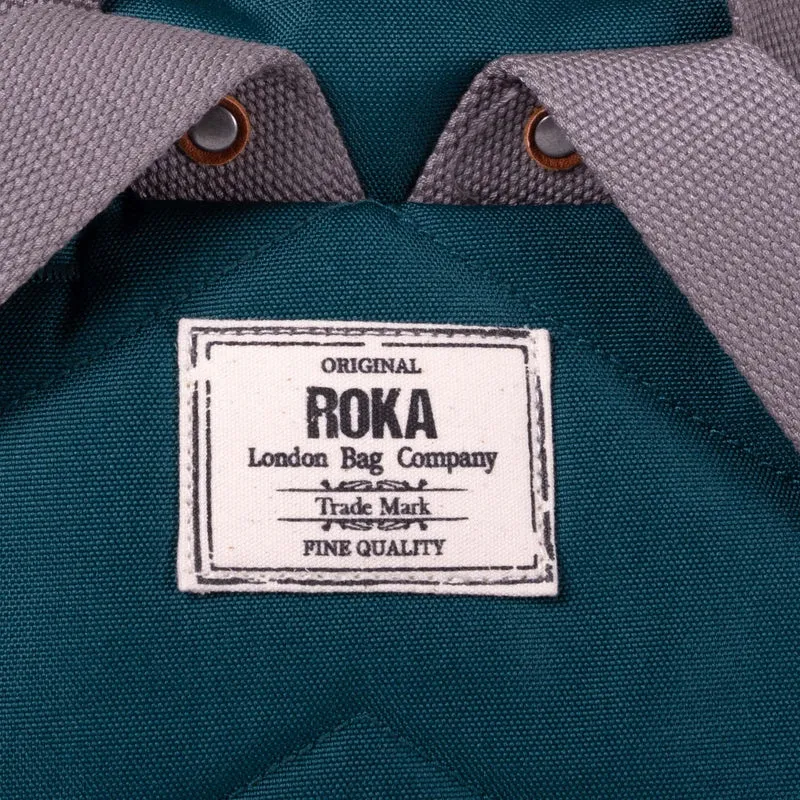 ROKA Finchley Eine kleine, türkisfarbene Tasche aus recyceltem Canvas