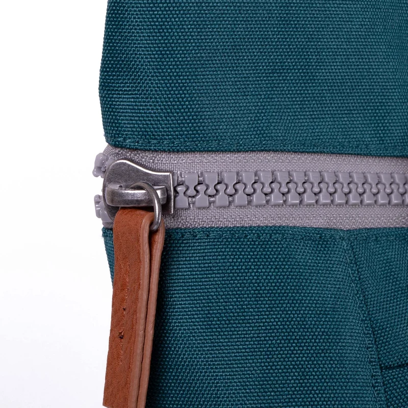 ROKA Finchley Eine kleine, türkisfarbene Tasche aus recyceltem Canvas