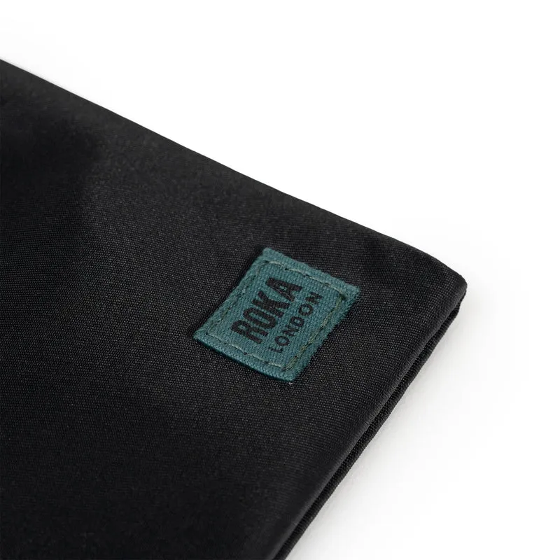 ROKA All Black Chelsea Türkisfarbene Tasche aus recyceltem Nylon