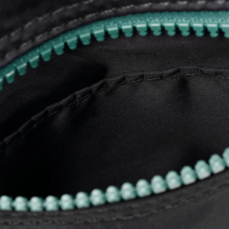 ROKA All Black Chelsea Türkisfarbene Tasche aus recyceltem Nylon