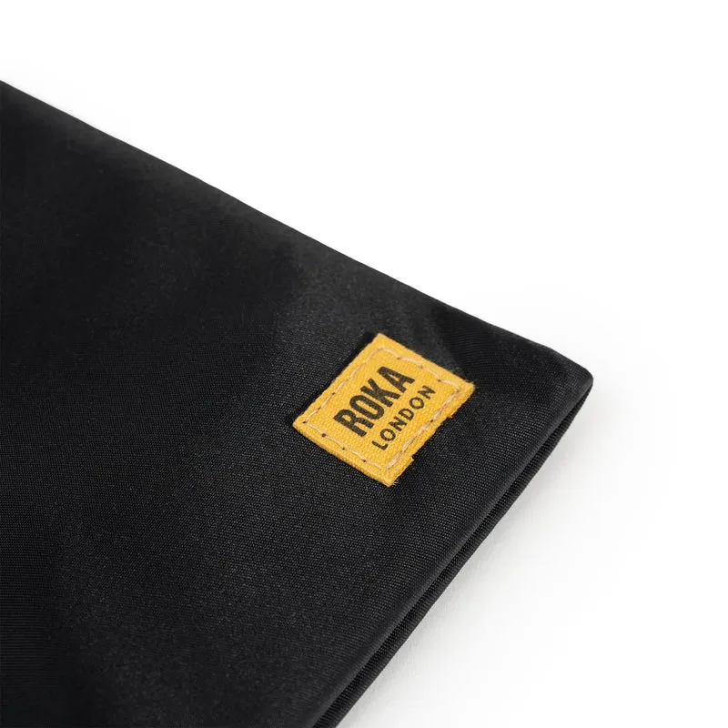 ROKA All Black Chelsea Nylonbeutel aus Maisrecyclingmaterial