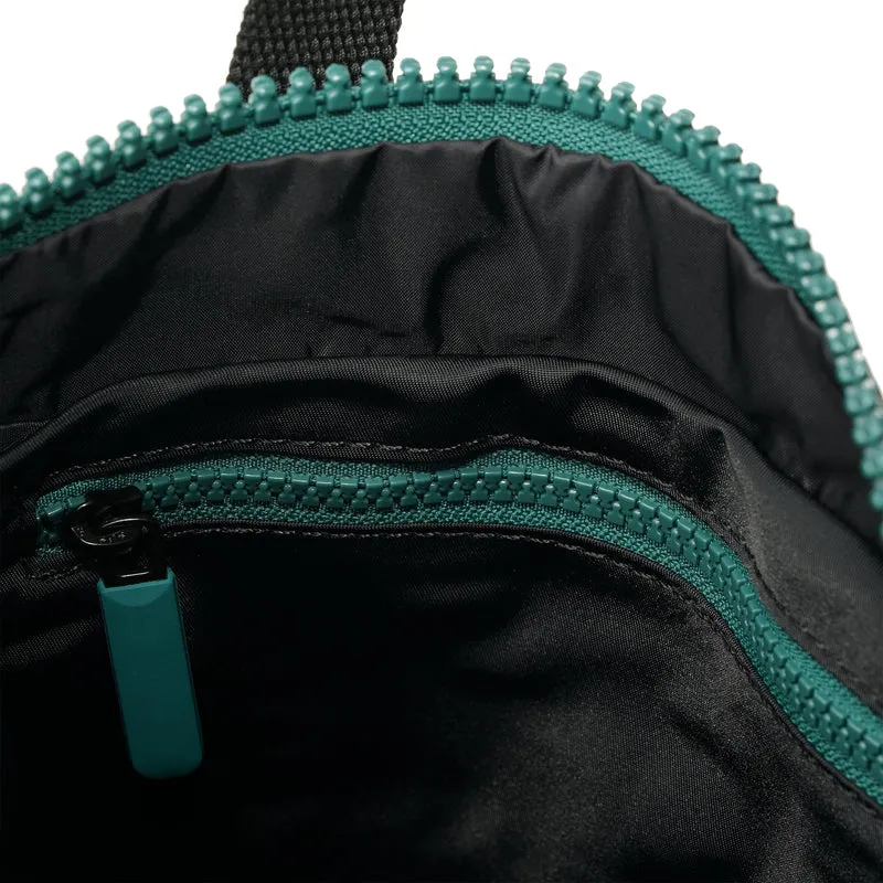 ROKA All Black Canfield B Türkisfarbene kleine Tasche aus recyceltem Nylon