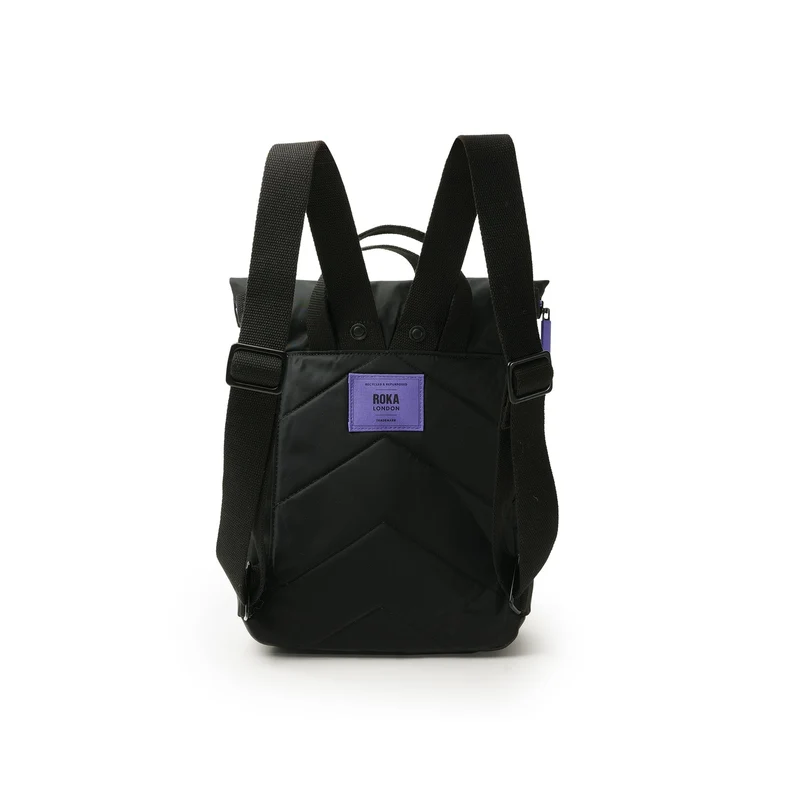 ROKA All Black Canfield B Lila kleine Tasche aus recyceltem Nylon