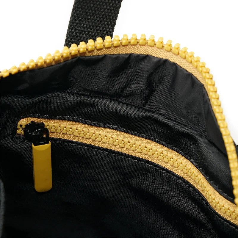 ROKA All Black Canfield B Corn Kleiner Beutel aus recyceltem Nylon