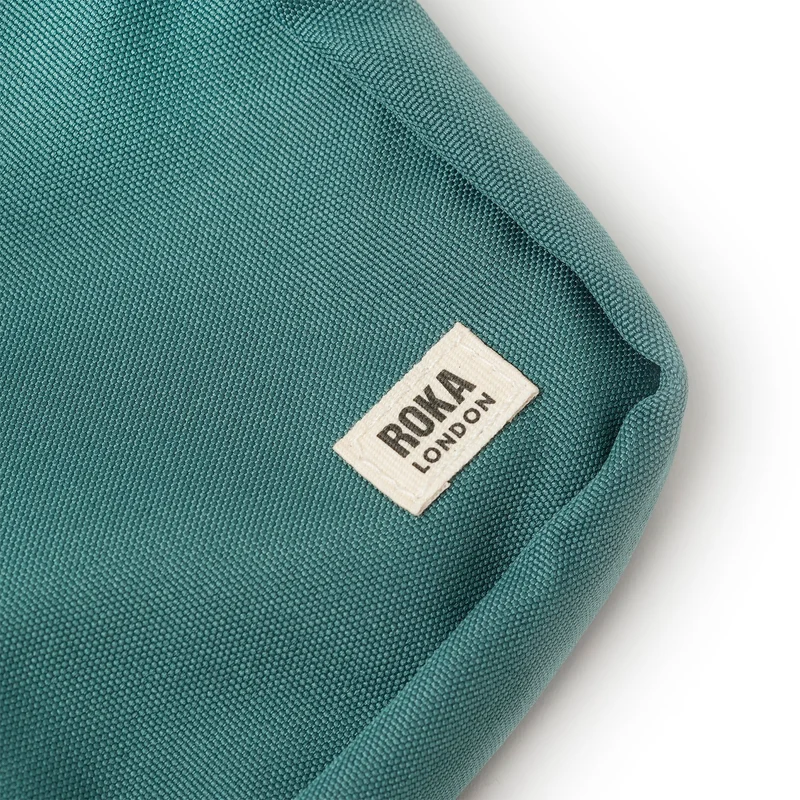 ROKA Bond Tasche aus recyceltem Canvas in Salbeigrün