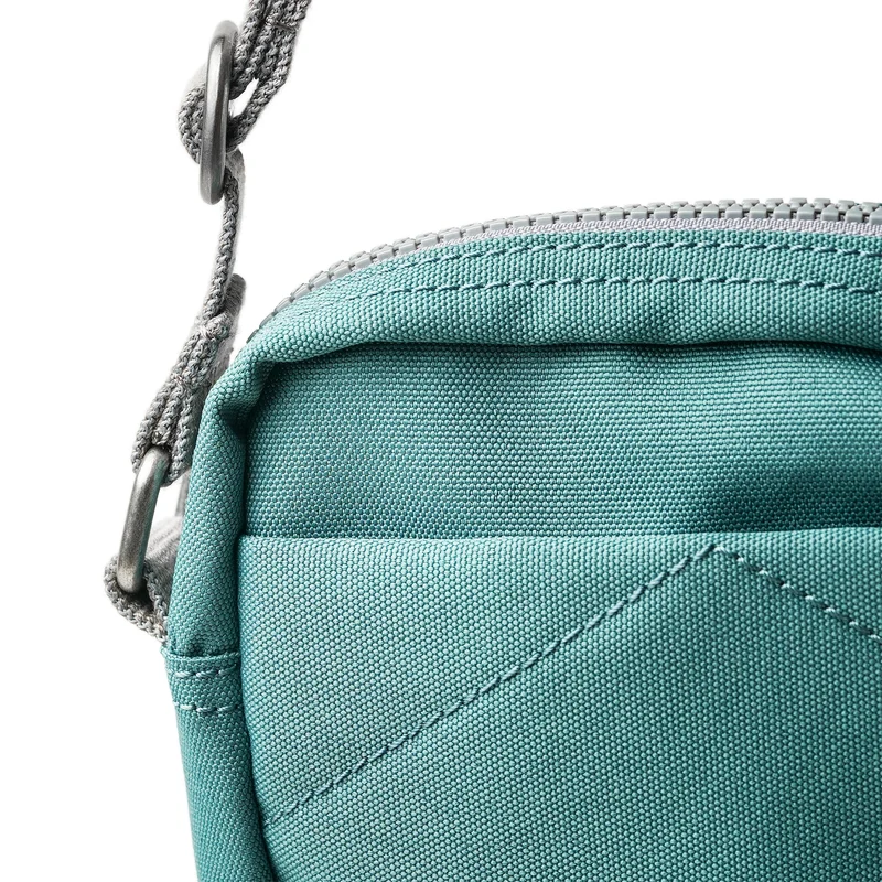 ROKA Bond Tasche aus recyceltem Canvas in Salbeigrün