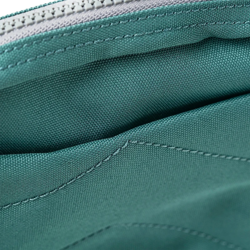 ROKA Bond Tasche aus recyceltem Canvas in Salbeigrün
