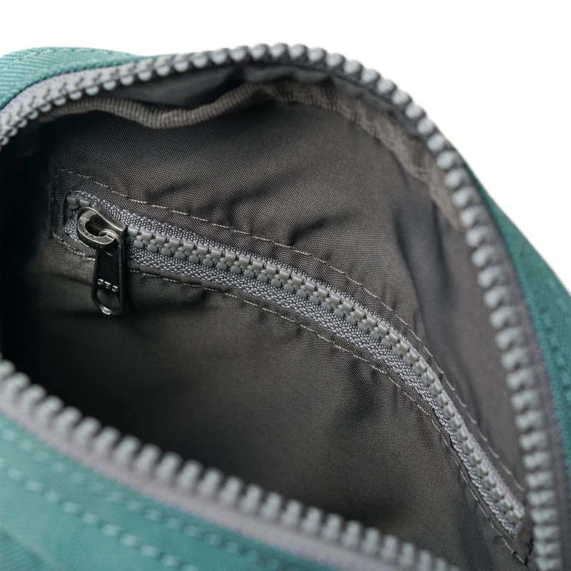 ROKA Bond Tasche aus recyceltem Canvas in Salbeigrün