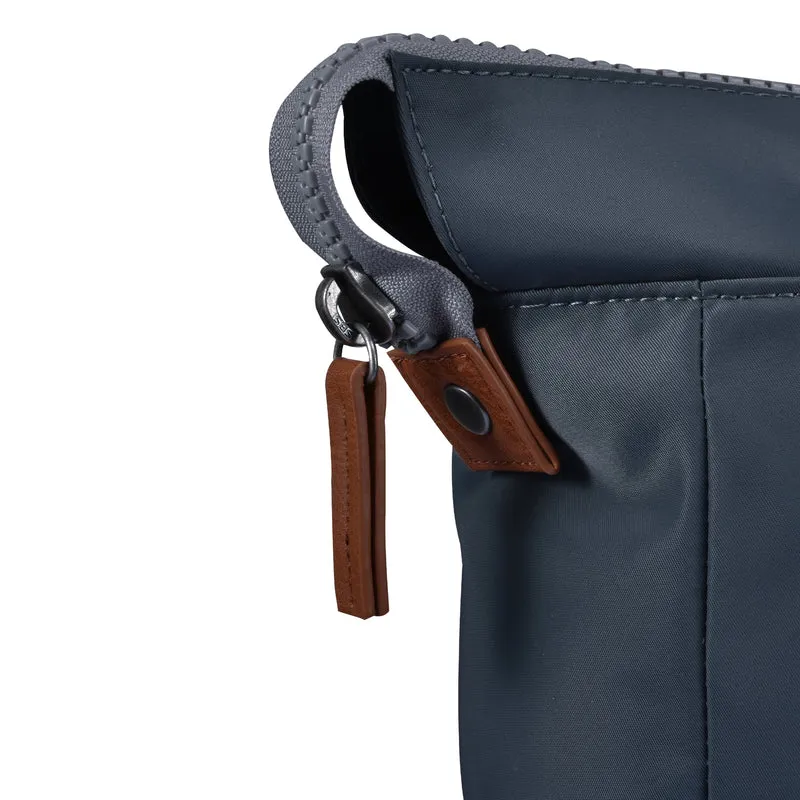 ROKA Bantry B Smoke Kleiner Beutel aus recyceltem Nylon