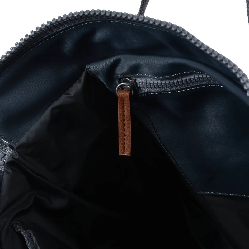 ROKA Bantry B Smoke Kleiner Beutel aus recyceltem Nylon