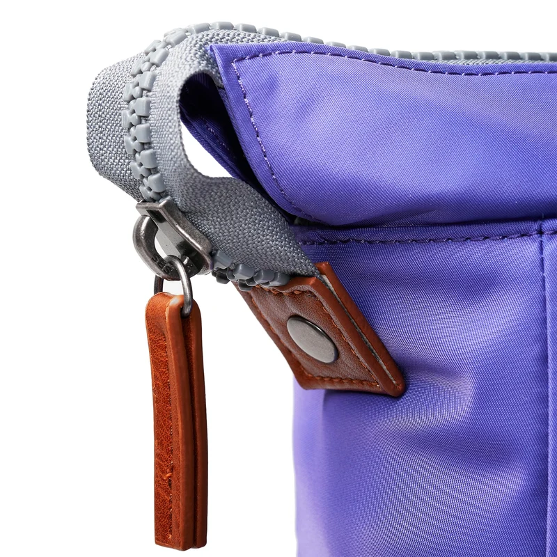 ROKA Bantry B Peri Lila Mittelgroße Tasche aus recyceltem Nylon