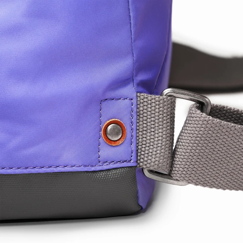 ROKA Bantry B Peri Lila Mittelgroße Tasche aus recyceltem Nylon