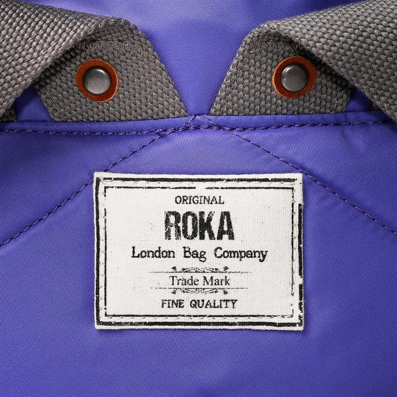 ROKA Bantry B Peri Lila Mittelgroße Tasche aus recyceltem Nylon