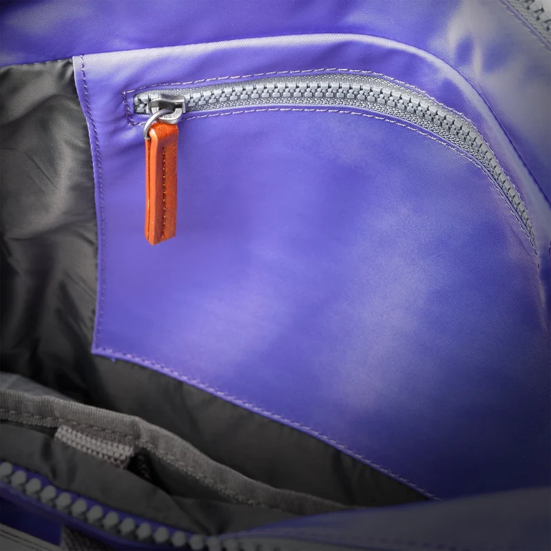 ROKA Bantry B Peri Lila Mittelgroße Tasche aus recyceltem Nylon