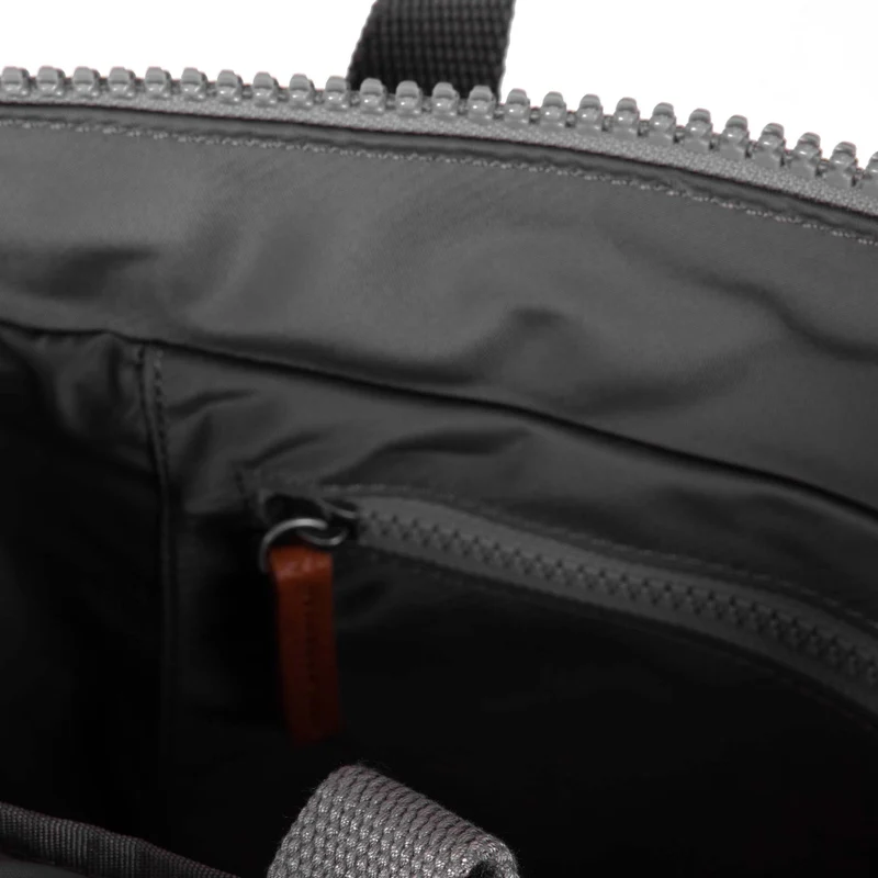 ROKA Bantry B Graphit Medium Tasche aus recyceltem Nylon