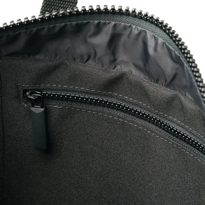 ROKA All Black Bantry Kleine Tasche aus recyceltem Canvas von B Ash