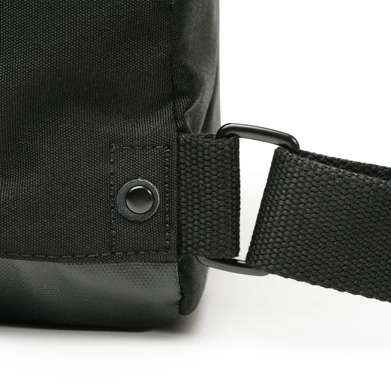 ROKA All Black Bantry Kleine Tasche aus recyceltem Canvas von B Ash