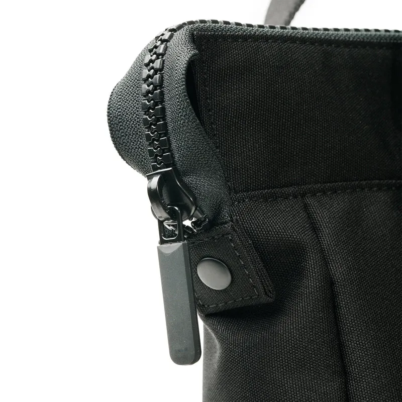ROKA All Black Bantry Kleine Tasche aus recyceltem Canvas von B Ash