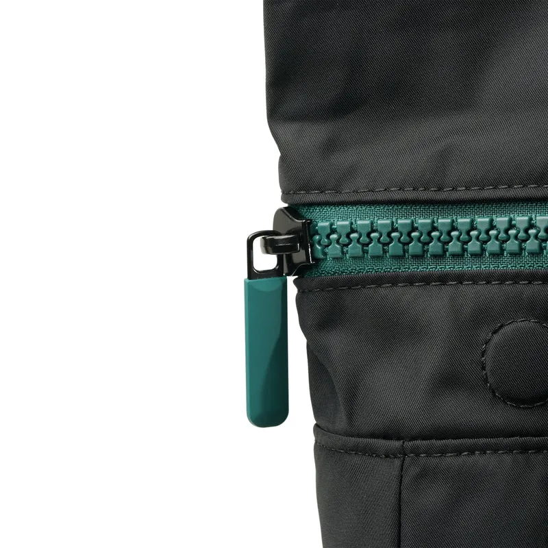 ROKA All Black Canfield B Türkisfarbene mittelgroße Tasche aus recyceltem Nylon