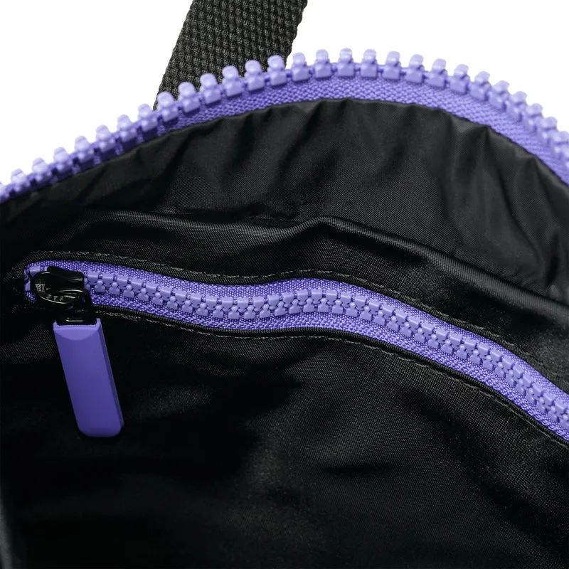 ROKA All Black Canfield B Lila Mittelgroße Tasche aus recyceltem Nylon