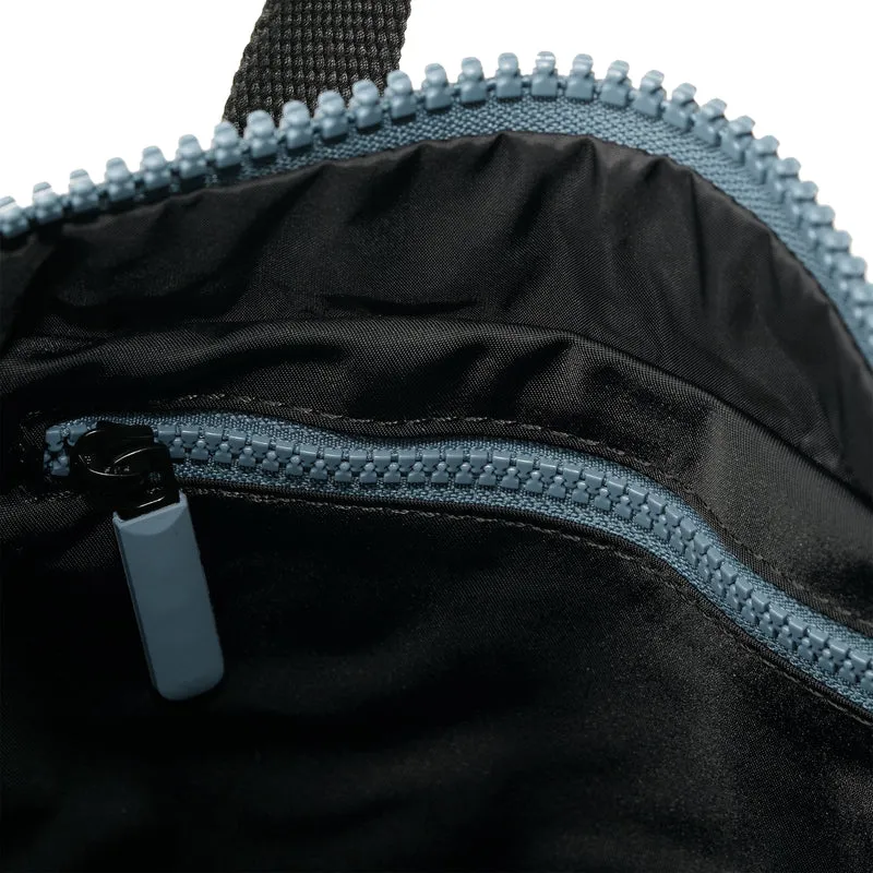 ROKA All Black Canfield B Airforce Medium Tasche aus recyceltem Nylon