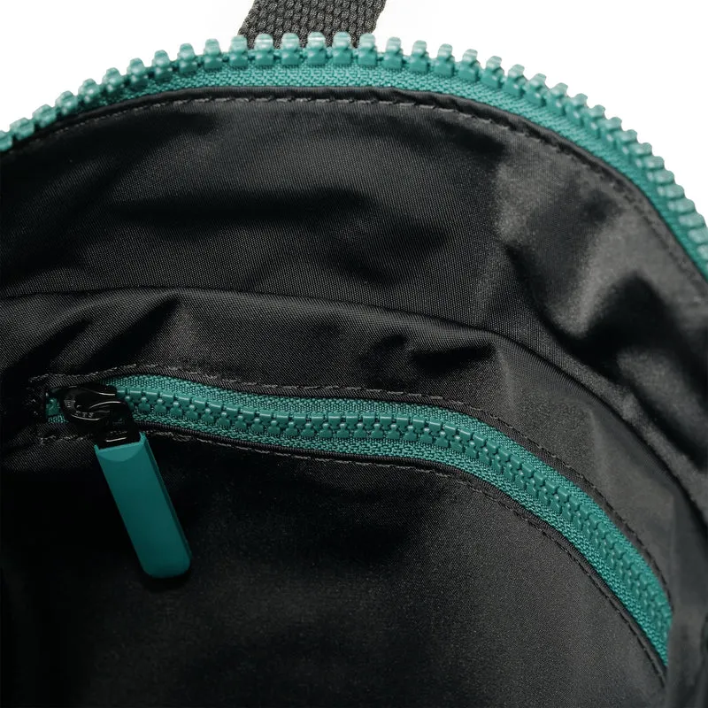 ROKA All Black Bantry B Türkisfarbene kleine Tasche aus recyceltem Nylon