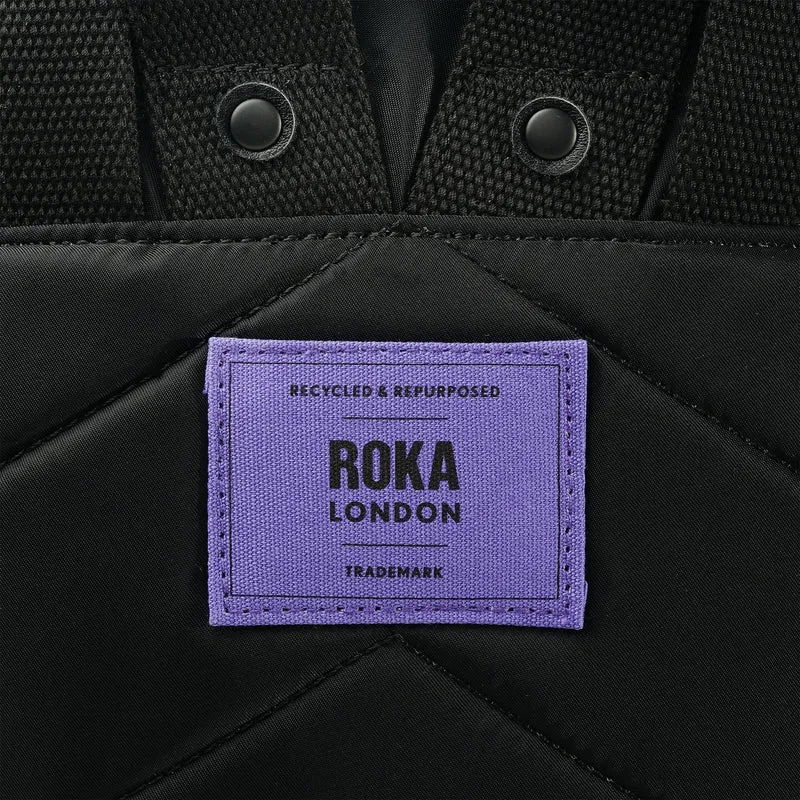 ROKA All Black Bantry B Lila kleine Tasche aus recyceltem Nylon