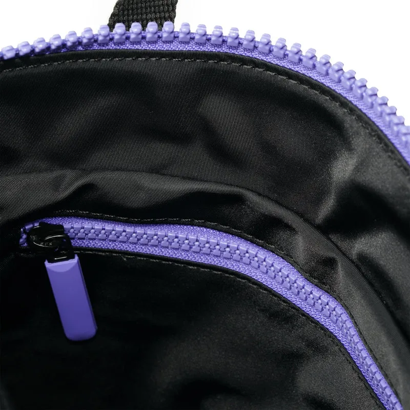ROKA All Black Bantry B Lila kleine Tasche aus recyceltem Nylon